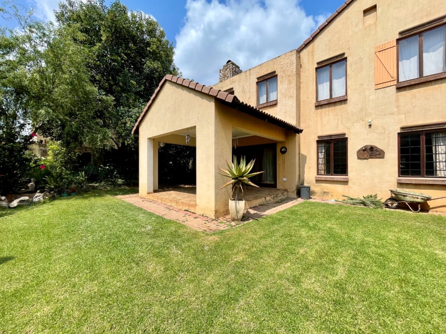 5 Bedroom Property for Sale in Die Hoewes Gauteng