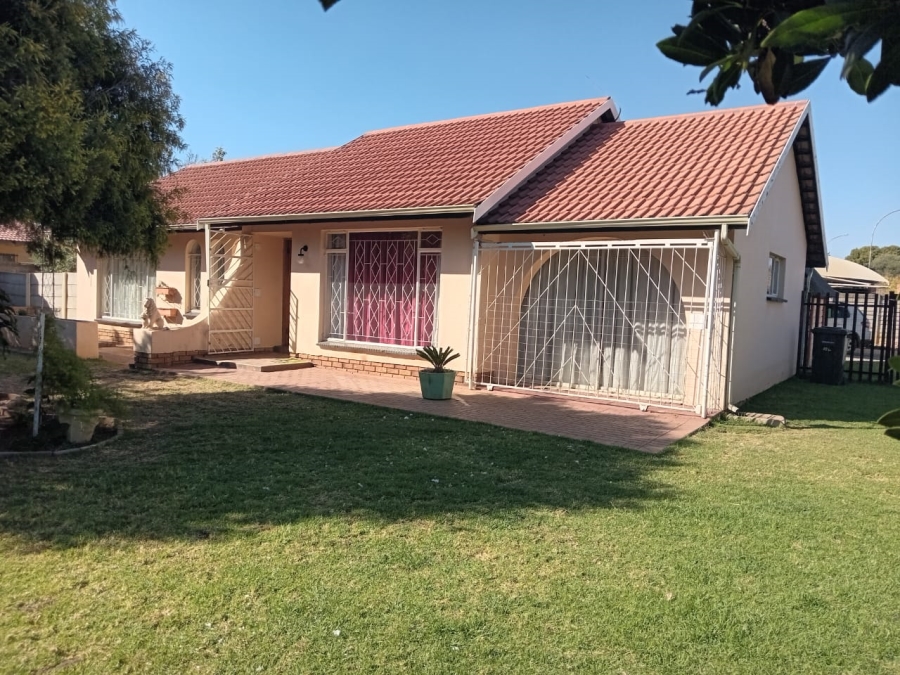 4 Bedroom Property for Sale in Crystal Park Gauteng