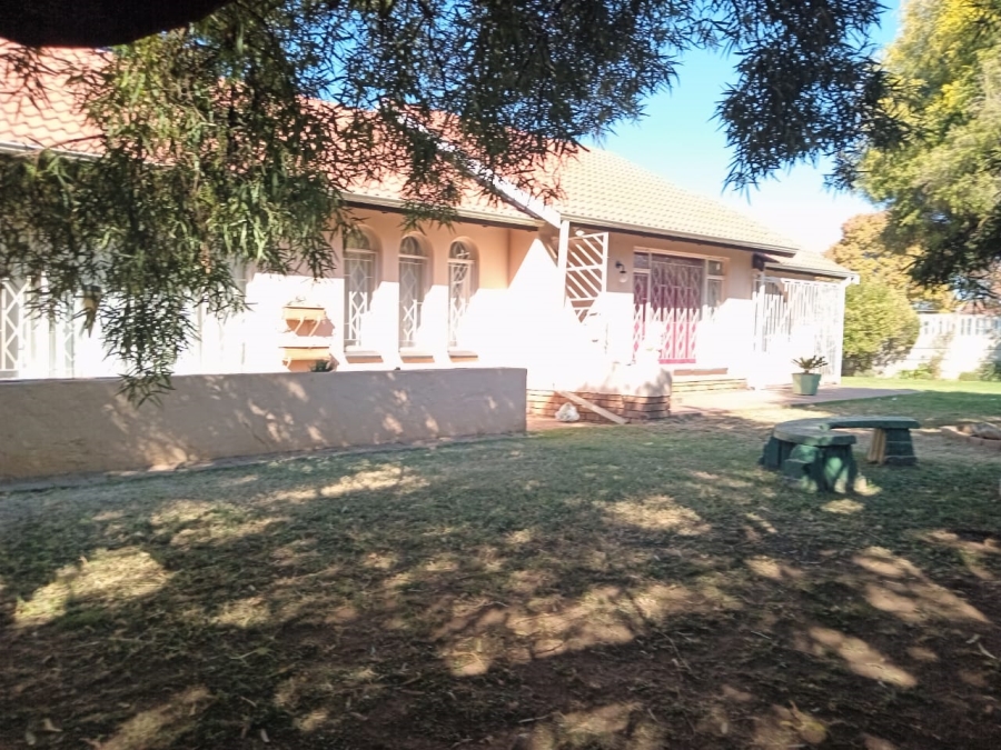 4 Bedroom Property for Sale in Crystal Park Gauteng