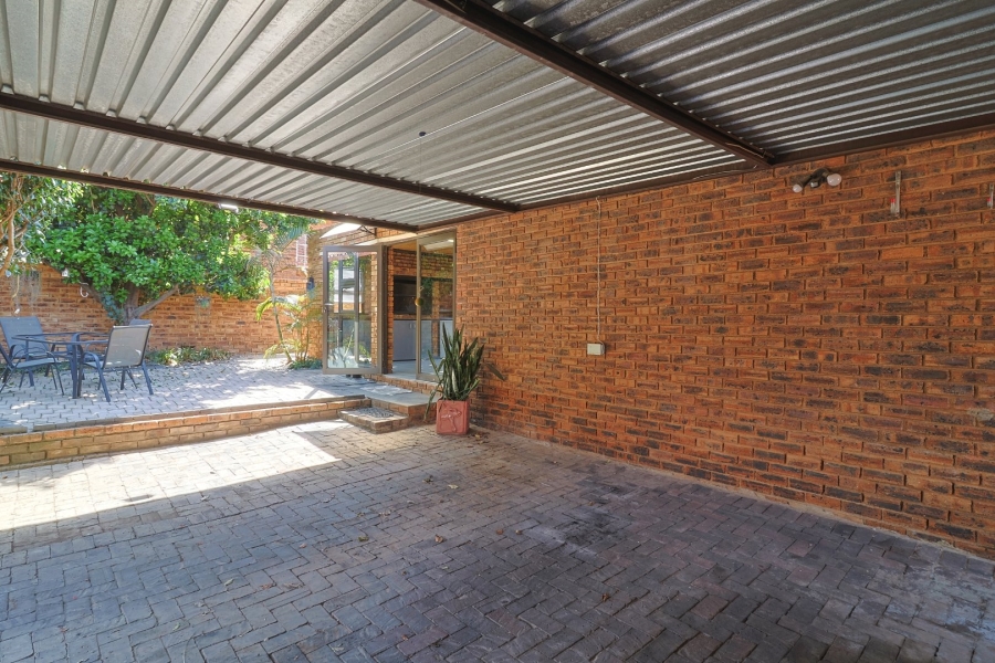 2 Bedroom Property for Sale in Wilgeheuwel Gauteng