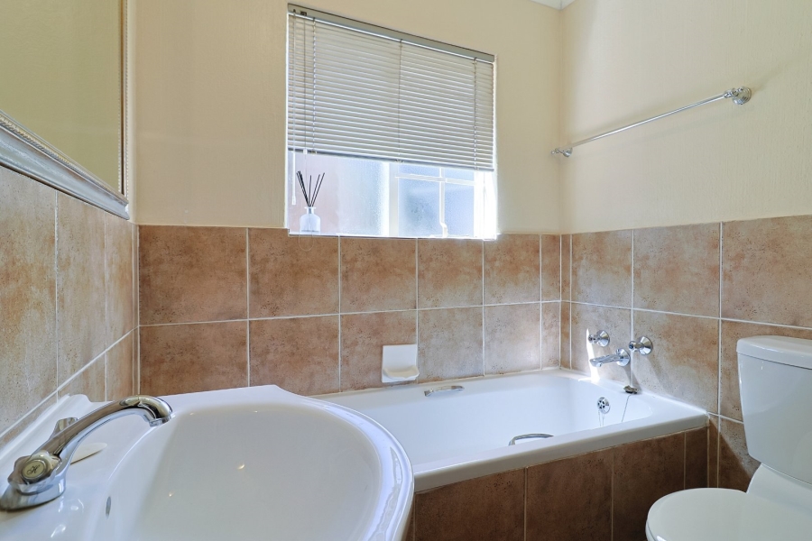 2 Bedroom Property for Sale in Wilgeheuwel Gauteng