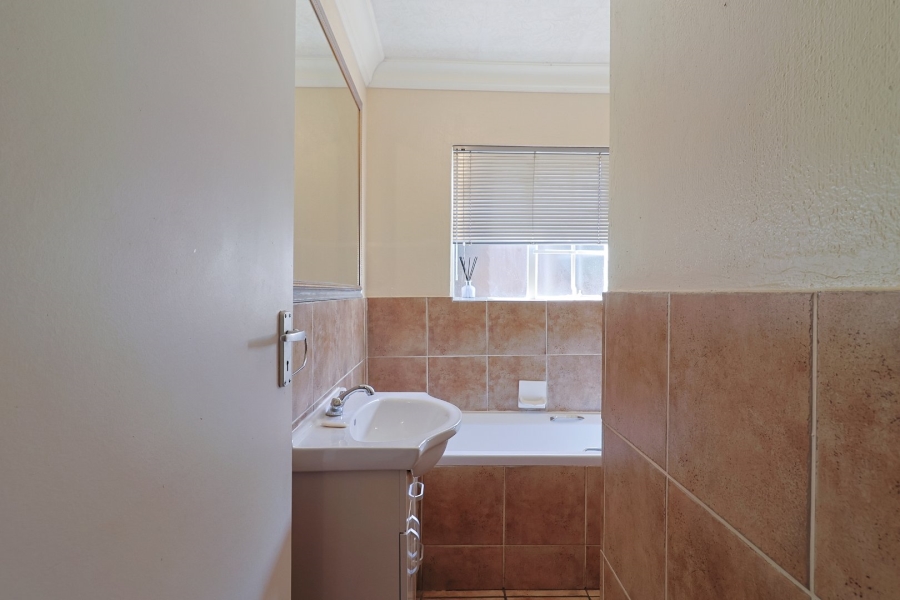 2 Bedroom Property for Sale in Wilgeheuwel Gauteng