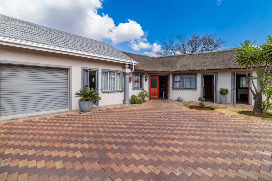 8 Bedroom Property for Sale in Witfield Gauteng