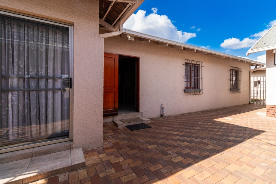 8 Bedroom Property for Sale in Witfield Gauteng