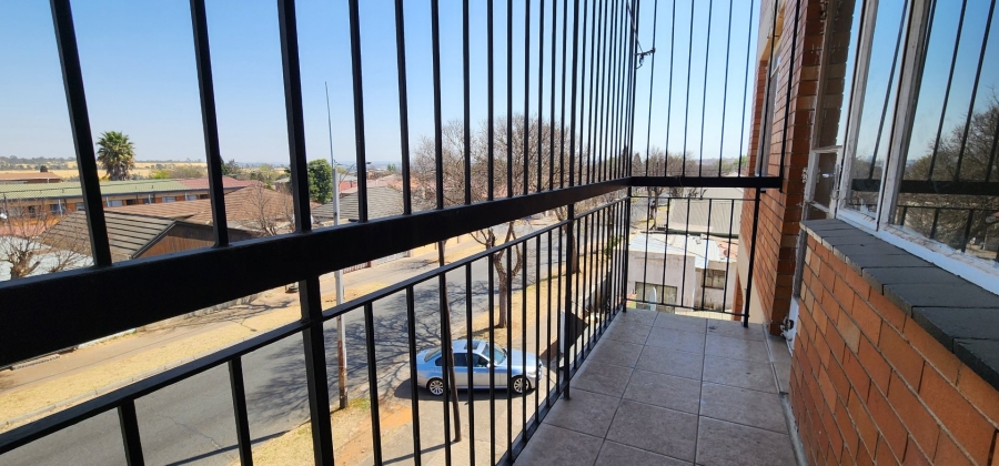 To Let 2 Bedroom Property for Rent in Forest Hill Gauteng