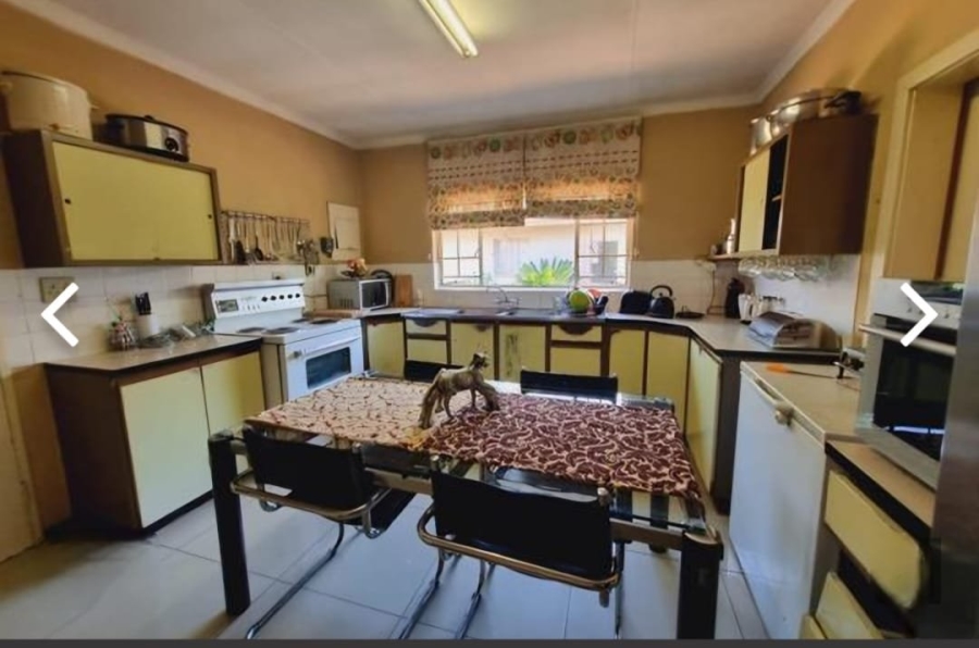 5 Bedroom Property for Sale in Clayville Industria Gauteng