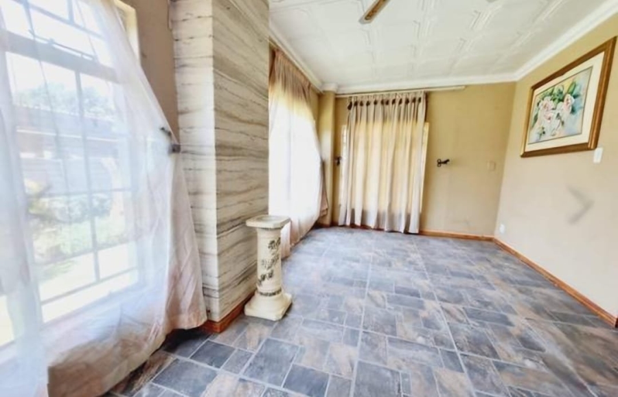 5 Bedroom Property for Sale in Clayville Industria Gauteng