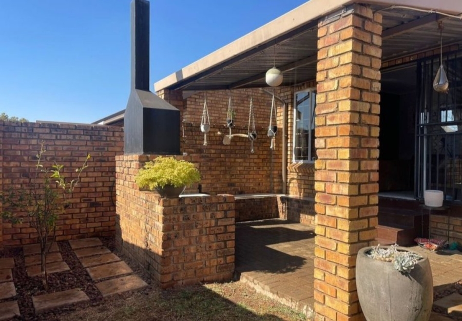 3 Bedroom Property for Sale in Rooihuiskraal Gauteng