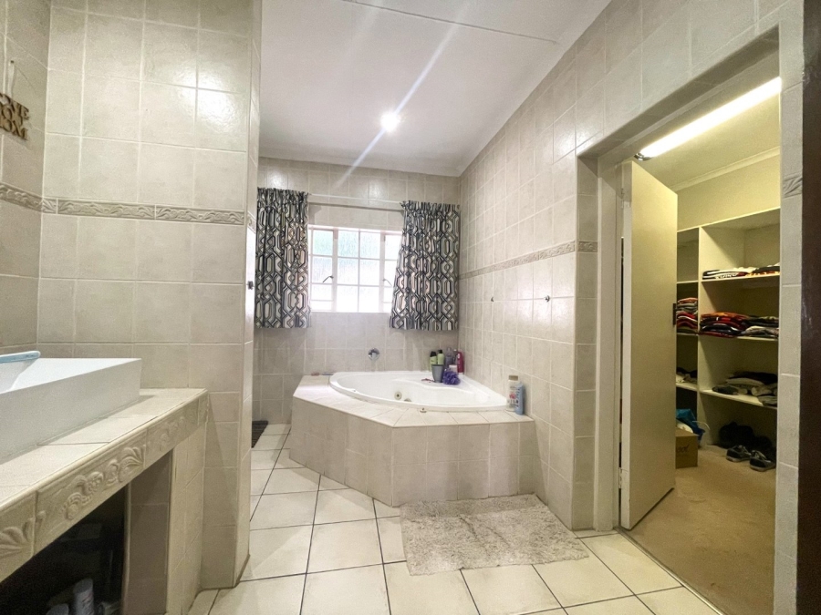 To Let 4 Bedroom Property for Rent in Gallo Manor Gauteng