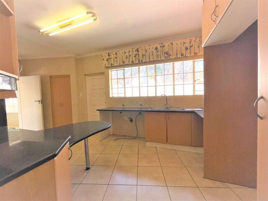 To Let 4 Bedroom Property for Rent in Gallo Manor Gauteng