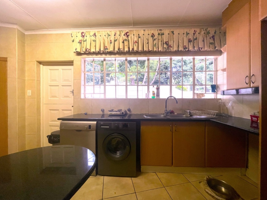 To Let 4 Bedroom Property for Rent in Gallo Manor Gauteng