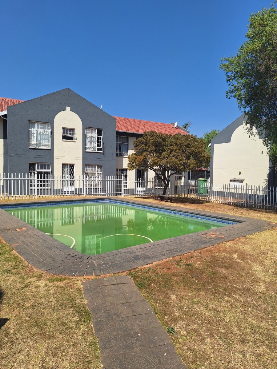 3 Bedroom Property for Sale in Die Hoewes Gauteng