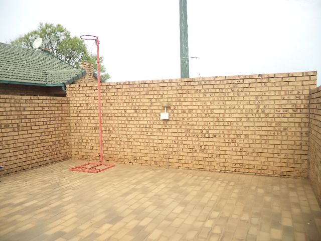 To Let 2 Bedroom Property for Rent in Faerie Glen Gauteng