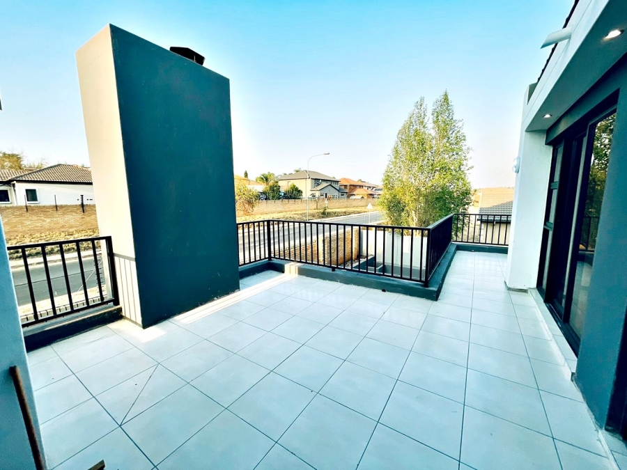 5 Bedroom Property for Sale in Amberfield Valley Gauteng