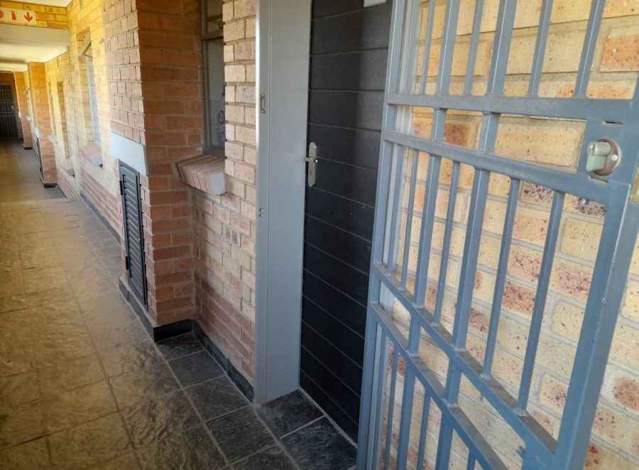 2 Bedroom Property for Sale in Heuweloord Gauteng