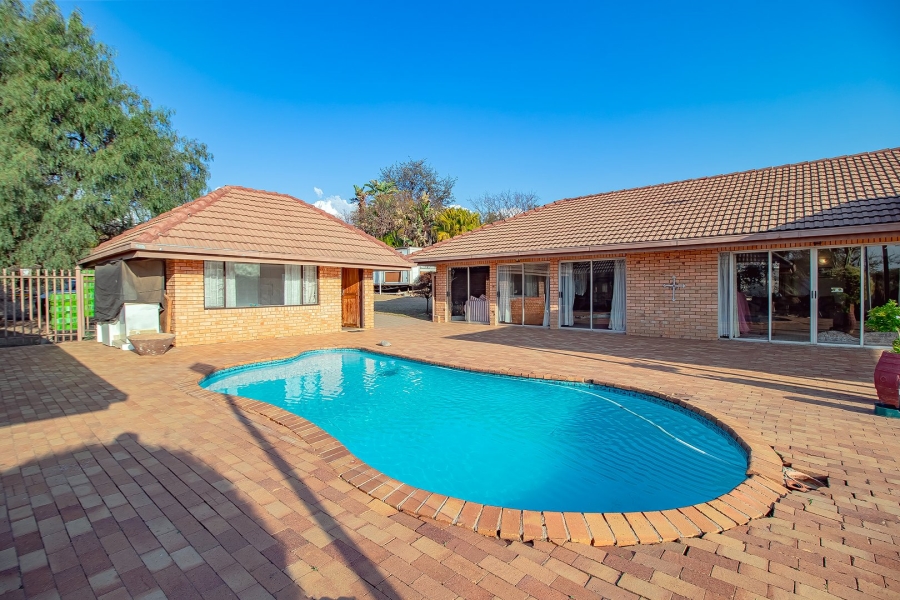 5 Bedroom Property for Sale in Mnandi Gauteng