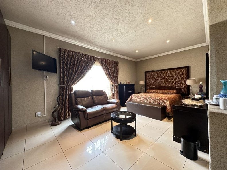 4 Bedroom Property for Sale in Robertsham Gauteng