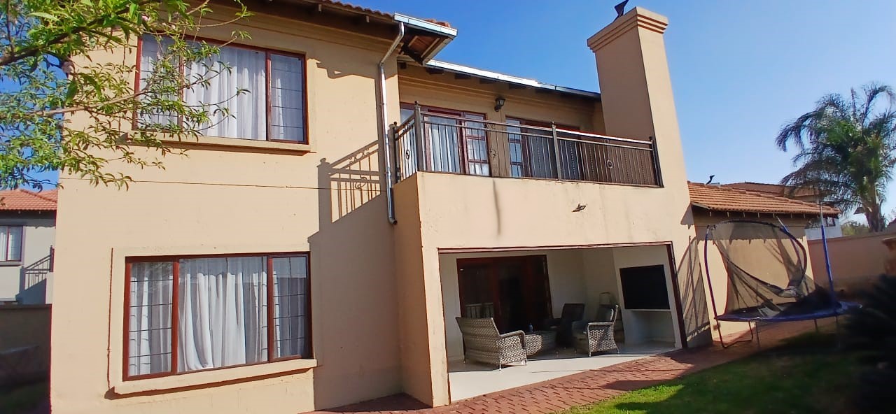 4 Bedroom Property for Sale in Heuwelsig Estate Gauteng