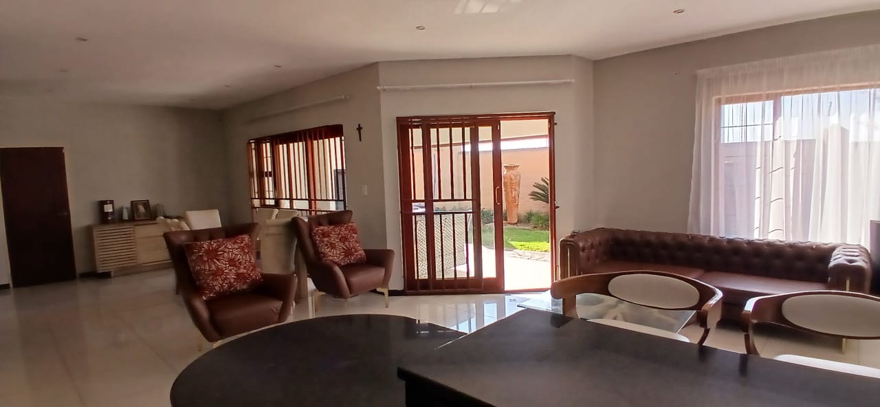 4 Bedroom Property for Sale in Heuwelsig Estate Gauteng