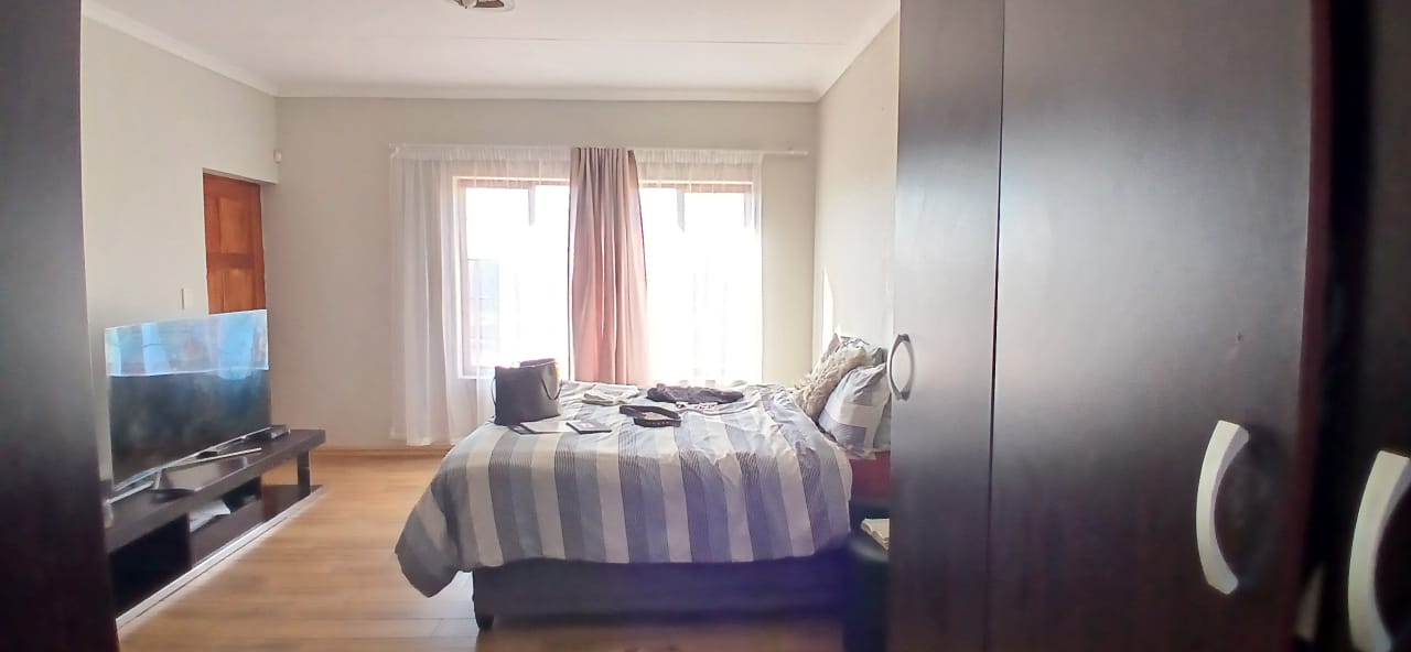 4 Bedroom Property for Sale in Heuwelsig Estate Gauteng