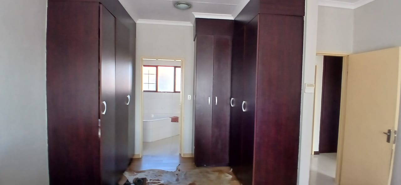 4 Bedroom Property for Sale in Heuwelsig Estate Gauteng