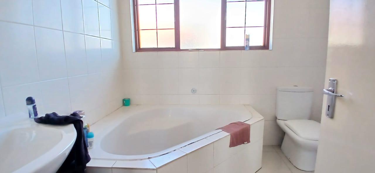 4 Bedroom Property for Sale in Heuwelsig Estate Gauteng