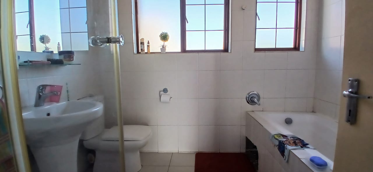 4 Bedroom Property for Sale in Heuwelsig Estate Gauteng