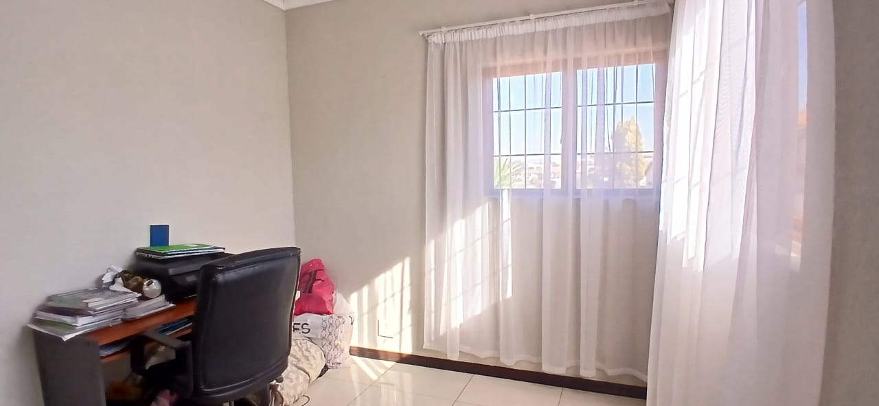 4 Bedroom Property for Sale in Heuwelsig Estate Gauteng