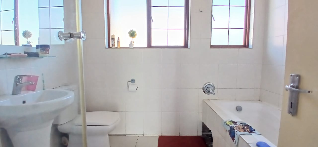 4 Bedroom Property for Sale in Heuwelsig Estate Gauteng