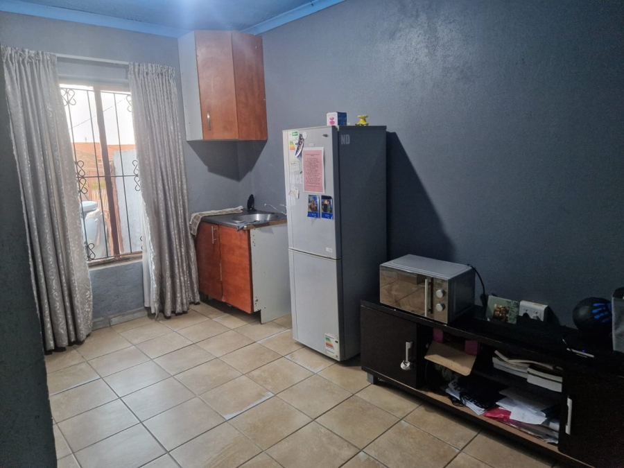 To Let  Bedroom Property for Rent in Clayville Gauteng