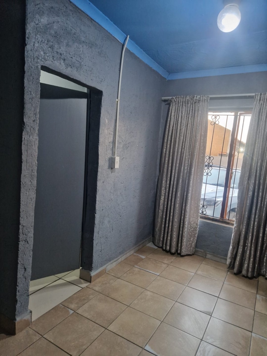 To Let  Bedroom Property for Rent in Clayville Gauteng