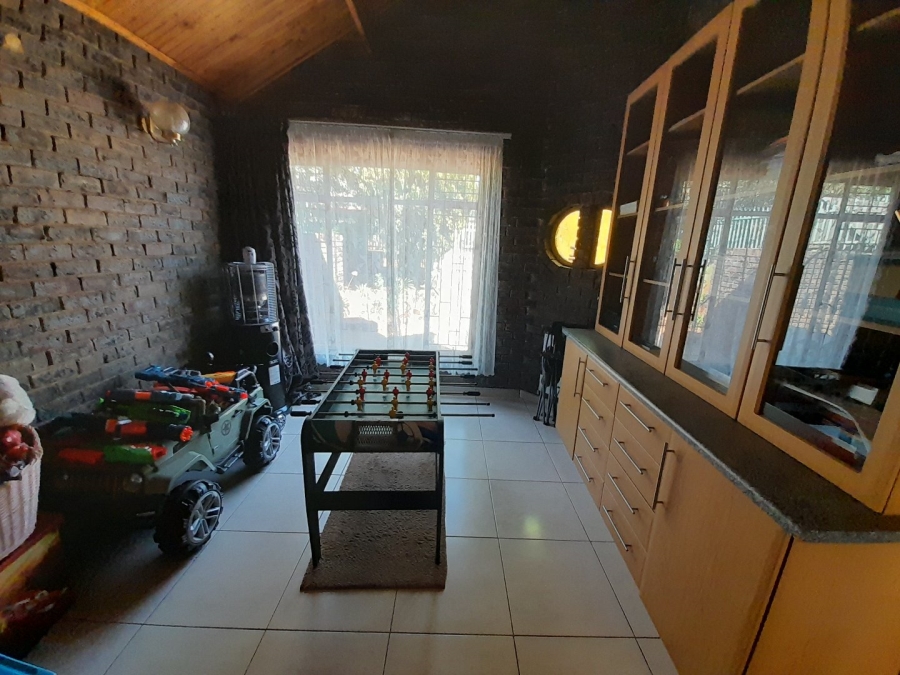 4 Bedroom Property for Sale in Rooihuiskraal Gauteng