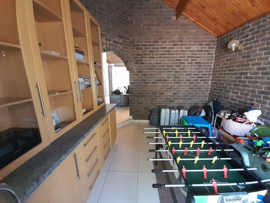 4 Bedroom Property for Sale in Rooihuiskraal Gauteng