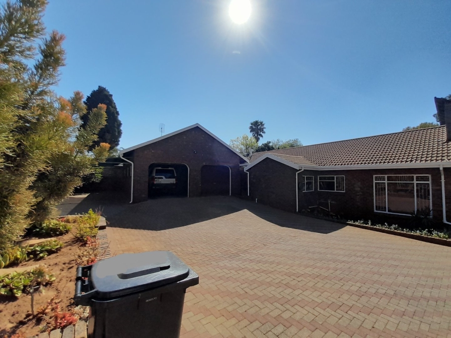 4 Bedroom Property for Sale in Rooihuiskraal Gauteng