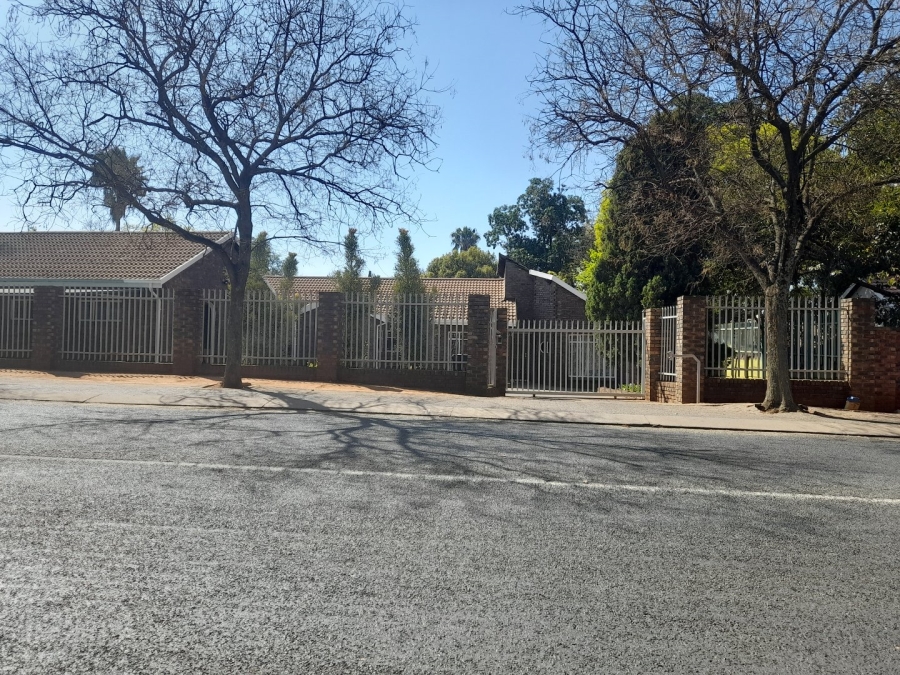 4 Bedroom Property for Sale in Rooihuiskraal Gauteng