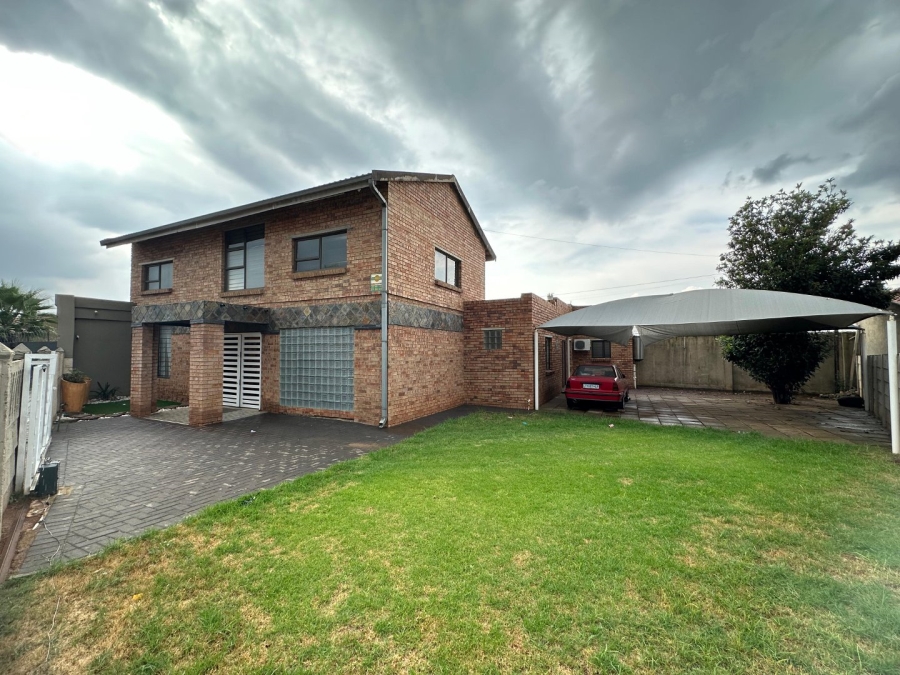 4 Bedroom Property for Sale in Lenasia Ext 13 Gauteng