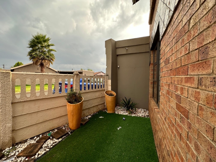 4 Bedroom Property for Sale in Lenasia Ext 13 Gauteng