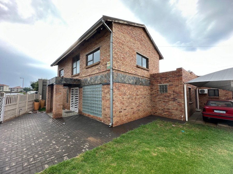 4 Bedroom Property for Sale in Lenasia Ext 13 Gauteng