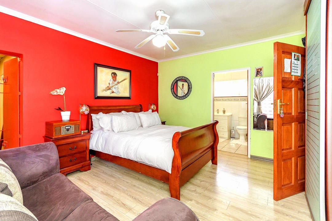 5 Bedroom Property for Sale in Parkhill Gardens Gauteng