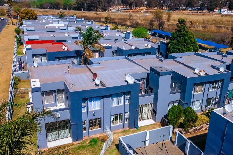 2 Bedroom Property for Sale in Mulbarton Gauteng