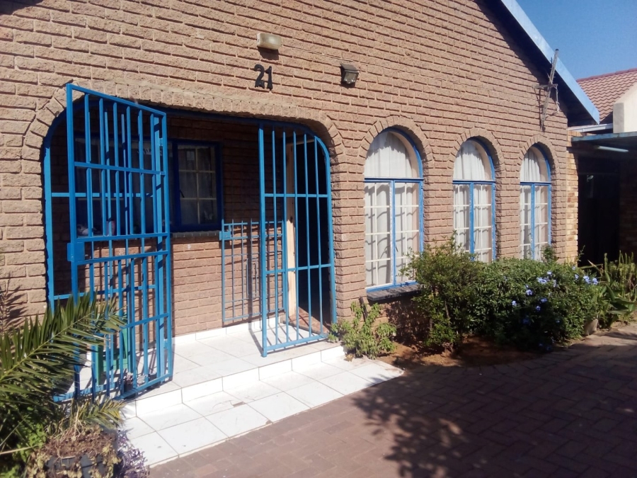 4 Bedroom Property for Sale in Lenasia South Gauteng