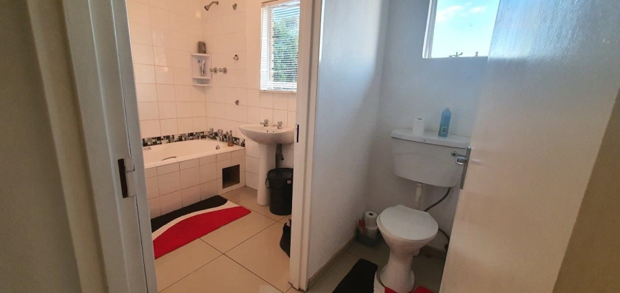 To Let  Bedroom Property for Rent in Fleurhof Gauteng