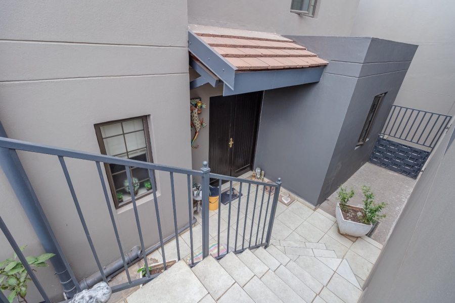 4 Bedroom Property for Sale in Roodekrans Gauteng