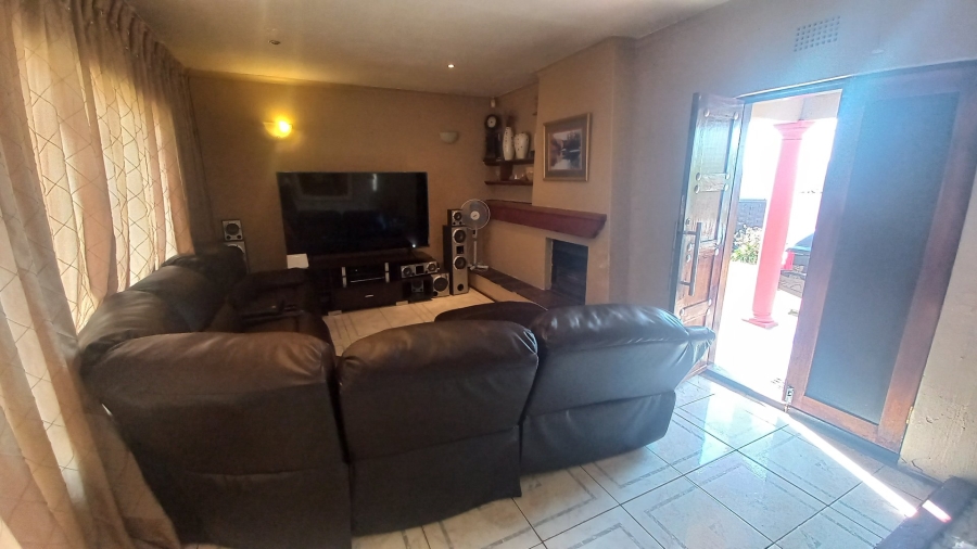 4 Bedroom Property for Sale in Witpoortjie Gauteng