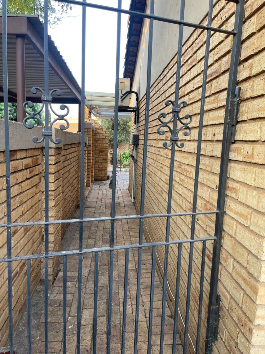 3 Bedroom Property for Sale in Heuweloord Gauteng