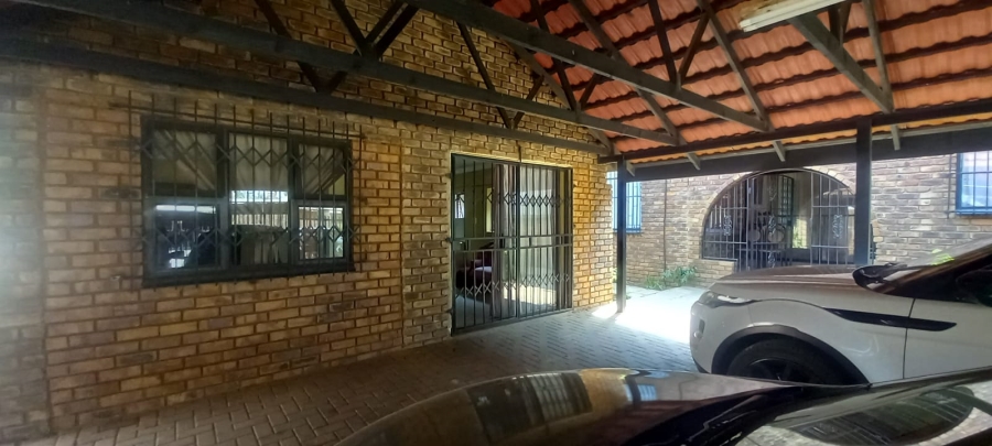 4 Bedroom Property for Sale in Mountain View Gauteng