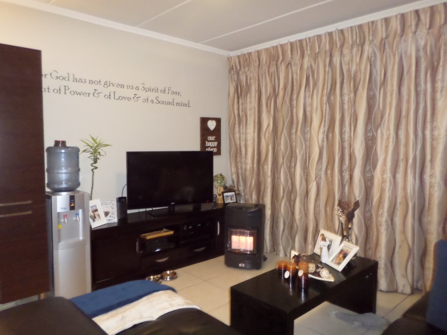 To Let 2 Bedroom Property for Rent in Glenvista Gauteng