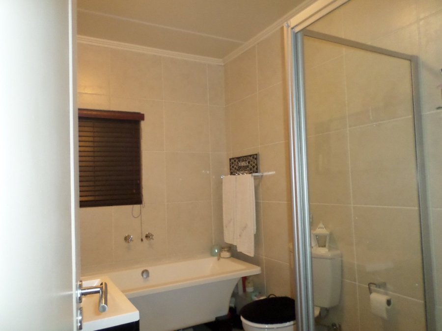 To Let 2 Bedroom Property for Rent in Glenvista Gauteng