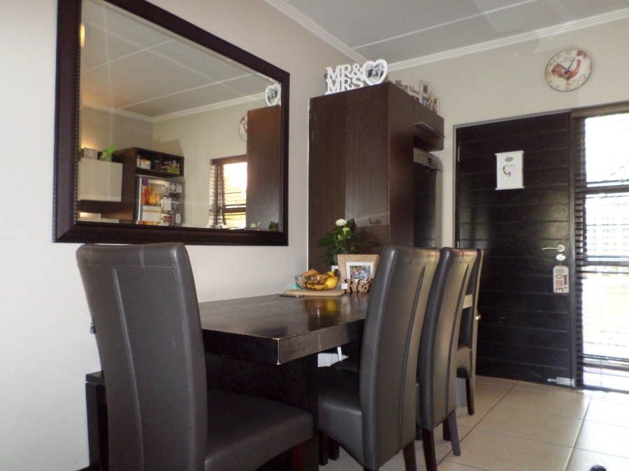 To Let 2 Bedroom Property for Rent in Glenvista Gauteng