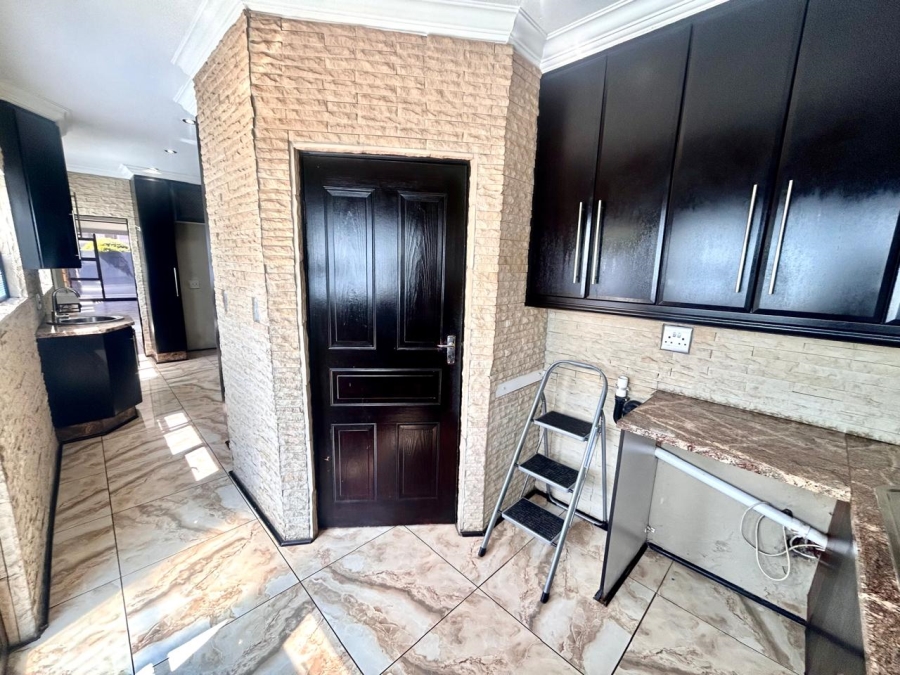 6 Bedroom Property for Sale in Montana Tuine Gauteng